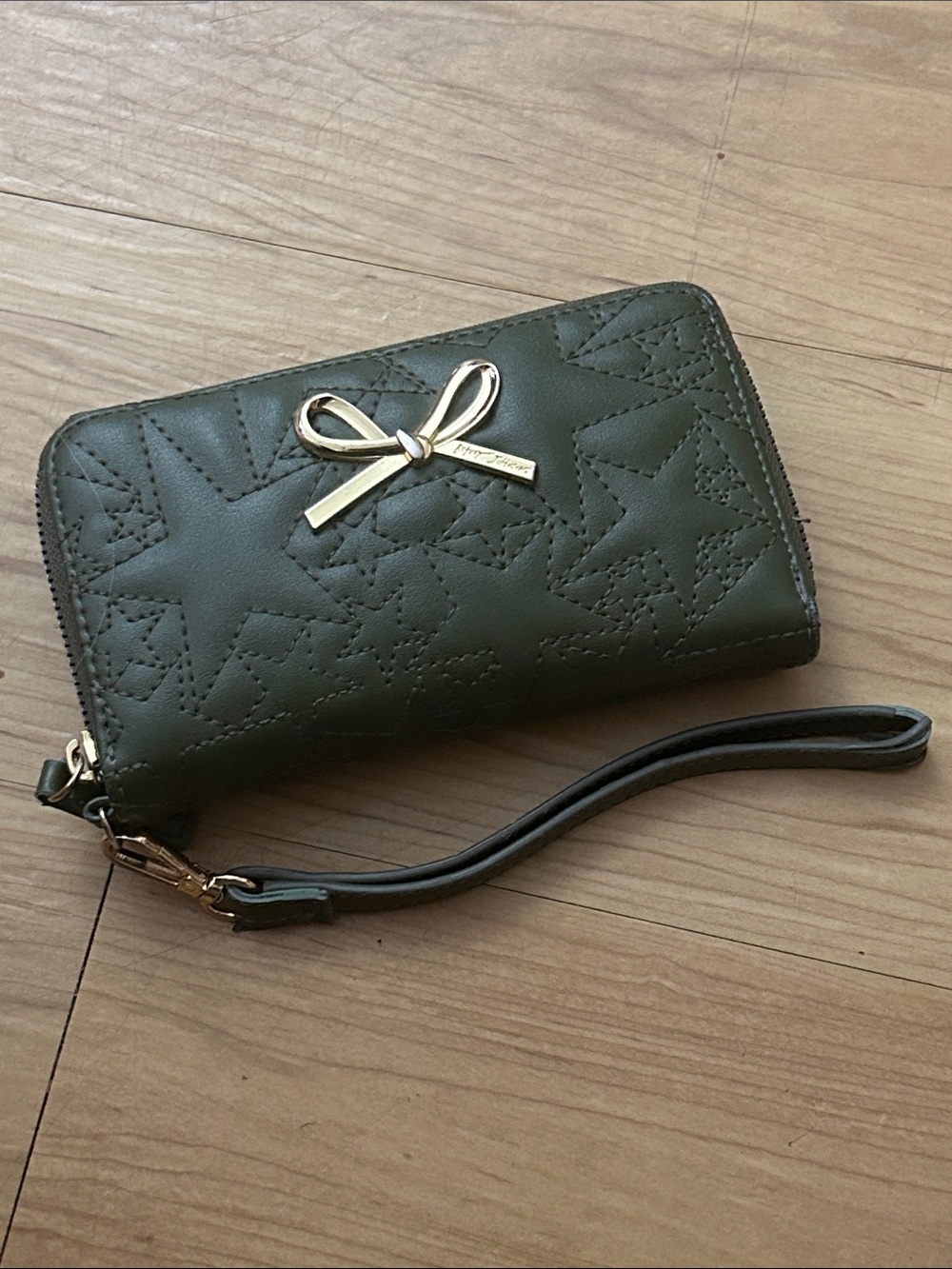 Betsey Johnson Bow-Accent Quilted Star Leather Wristlet Wallet - Olive green